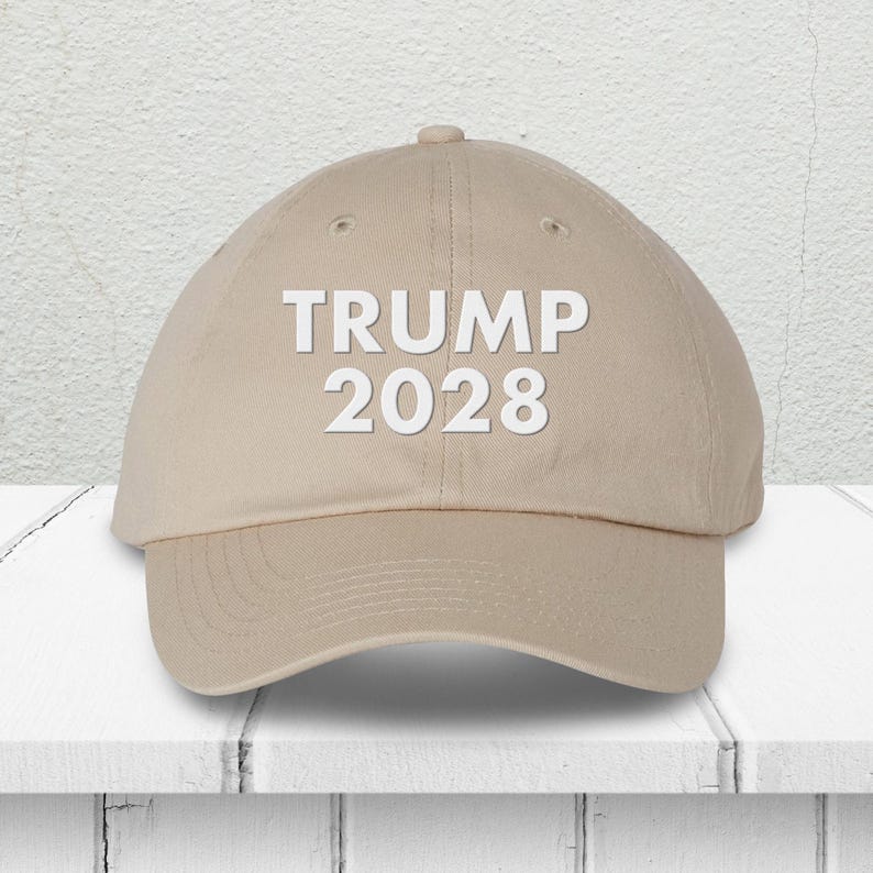 Pode incluir: Um bon&eacute; de beisebol bege com o texto "TRUMP 2028" bordado em branco na frente.