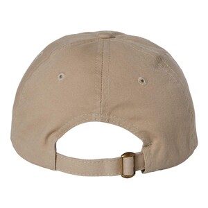 Pode incluir: Um bon&eacute; de beisebol bege com uma tira ajust&aacute;vel marrom e fecho de fivela. O bon&eacute; &eacute; feito de um tecido macio e confort&aacute;vel.