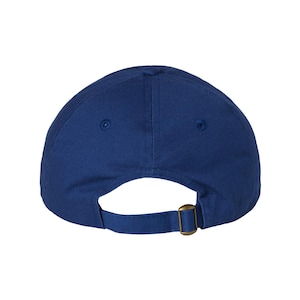 Pode incluir: Um bon&eacute; de beisebol azul s&oacute;lido com um design simples. O bon&eacute; tem uma aba curva e uma correia ajust&aacute;vel com uma fivela de lat&atilde;o.