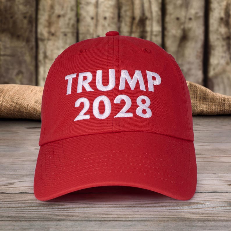 Pode incluir: Bon&eacute; de beisebol vermelho com texto bordado em branco que diz "TRUMP 2028".