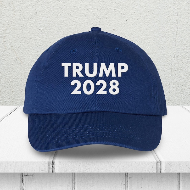 Pode incluir: Um bon&eacute; de beisebol azul com texto bordado em branco que diz "TRUMP 2028".