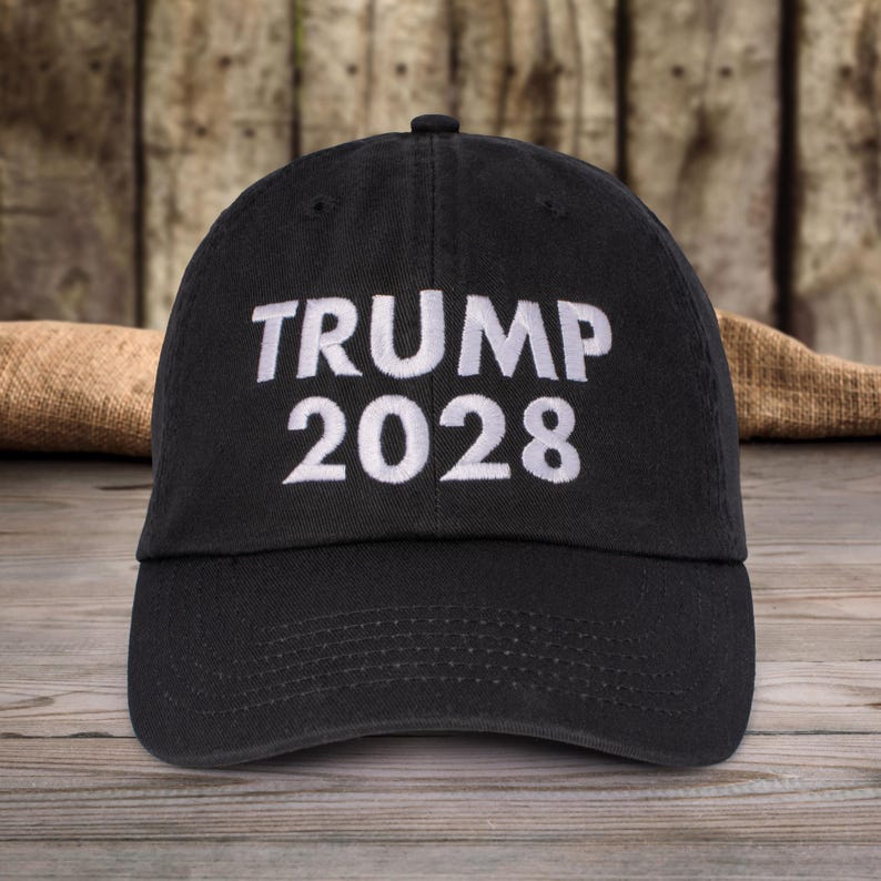 Pode incluir: Bon&eacute; de beisebol preto com texto bordado em branco que diz "TRUMP 2028".