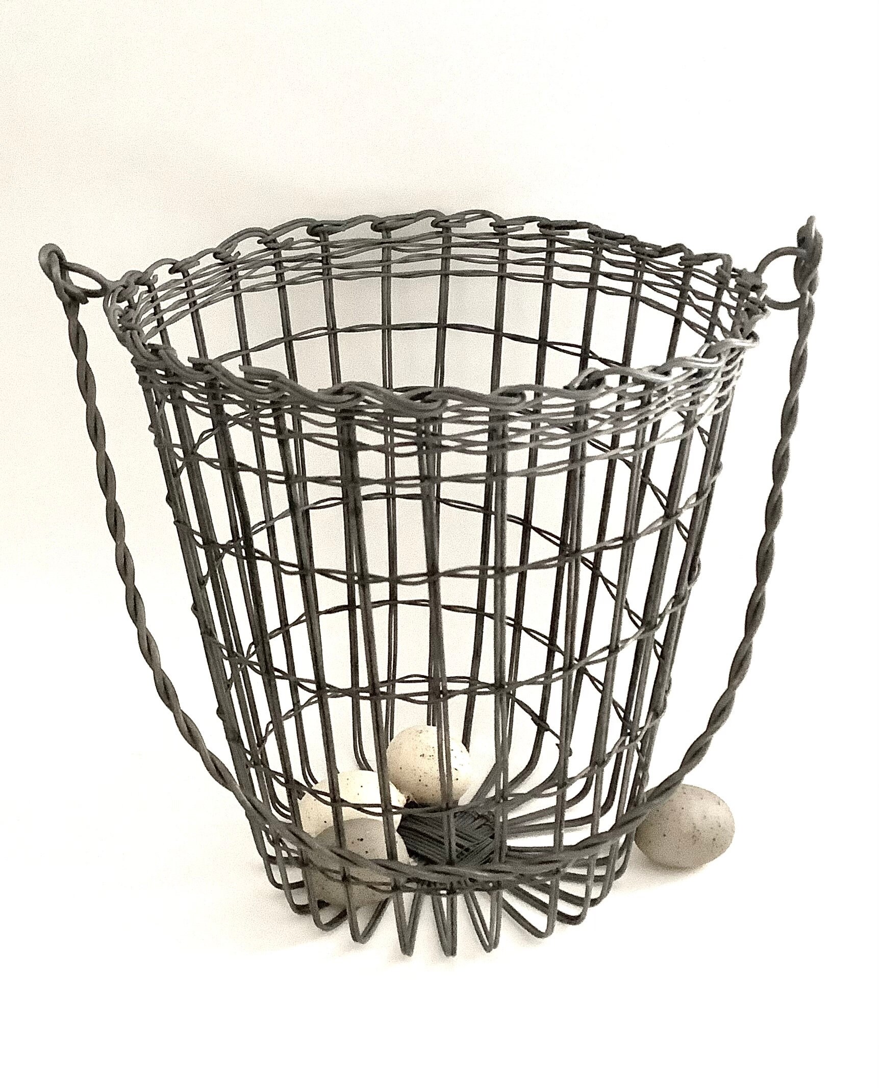 LINCOUNTRY Wire Egg Basket for Gathering Fresh Eggs,Red Egg Baskets for  Fresh Egg Farmhouse,Egg Collecting Basket,Round Metal Egg Basket With