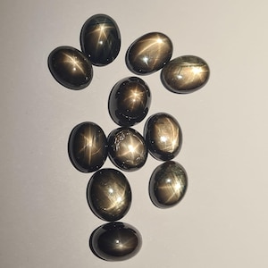 Lot of very beautiful star sapphires, calibrated to approximately 9 x 7 mm!! – from Thailand***