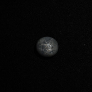 以下が含まれることがあります： 星形模様の入った、丸いグレーのスターサファイア宝石