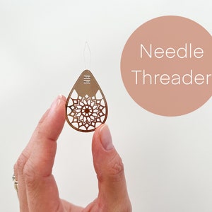 Needle threader for embroidery, cross stitch, metal needle threader tool, needle threader for sewing and needlework Bild 1