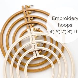 Puede incluir: Conjunto de seis bastidores de bordado de varios tamaños, incluyendo 4 pulgadas, 6 pulgadas, 7 pulgadas, 8 pulgadas y 10 pulgadas. Los bastidores están hechos de madera y tienen un acabado natural.