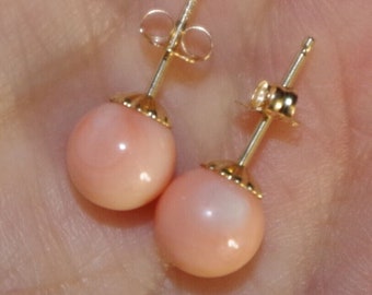 Véritables boucles d'oreilles fantaisie 14 carats italiennes en peau d'ange, corail saumon et grande boule de 7 mm