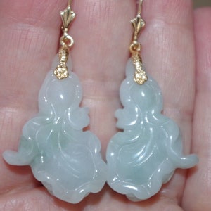 Örhängen med hävarm i jade och nefrit i 14K Focal Point Fortune Flower