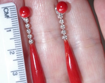 Pendientes antiguos de oro de 14 quilates con coral rojo buey italiano sin teñir en forma de lágrima y diamantes.
