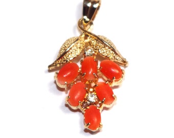 Raro ciondolo vintage in ottone 14 carati con fiore ovale intagliato, stile giapponese Momo, color salmone rosso e corallo.