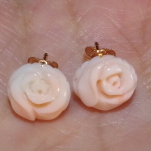 14K kwaliteit Angel Skin Blush Coral 10 mm gesneden oorbellen met rozenbloem