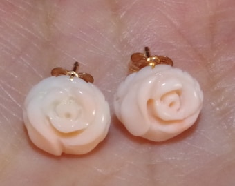 Orecchini a perno a forma di rosa intagliata, in corallo rosa "pelle d'angelo" di qualità 14 carati, diametro 10 mm.