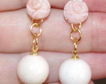 Boucles D'oreilles Anciennes En Vermeil Or Et Argent Avec Corail Rose Sculpté - Style Pendantes Dormeuses - Occasion