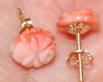 Orecchini a lobo decorativi in corallo Angel Skin autentico in oro 14 carati, 7 mm, con intaglio a forma di rosa.
