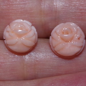 Vintage echte 14K kwaliteit engelenhuid roze koraal 11 mm gesneden roos oorknopjes