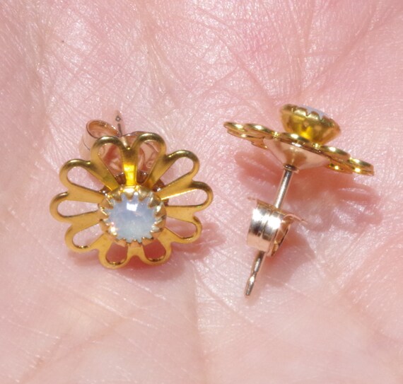 本物のホワイトスパークルフラワーオパール 14K GF スタッドピアス 