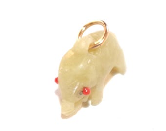 Könnte beinhalten: Ein kleiner, geschnitzter Jade-Elefanten-Anhänger mit roten Augen und einer goldenen Öse zum Aufhängen.