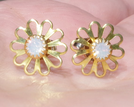 本物のホワイトスパークルフラワーオパール 14K GF スタッドピアス 
