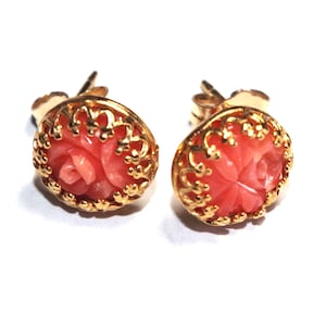 Angel Skin Zalmkoraal 9MM Gesneden Rose Flower Filigraan Stud Oorbellen In 14K Goud Gevuld