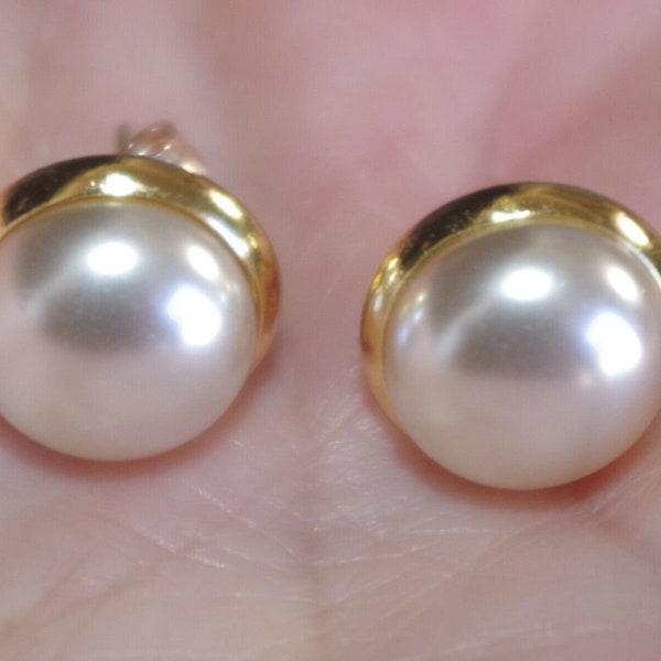 Perla de Mallorca de calidad con botón de cúpula semirredondo de 12 mm Pendientes de tuerca 14K GF