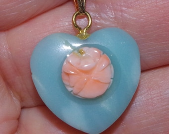 Colgante de corazón de larimar: coral rosa con piel de ángel, relleno de oro de 14 quilates