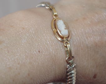 Pulsera rígida con camafeo de dama antigua: chapada en oro de 14k, ajuste elástico.