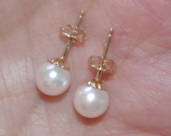 Boucles d'oreilles vintage 14 carats en perles d'Akoya rondes blanches de 7 mm avec dos fantaisie