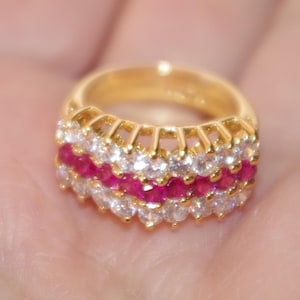 Anello vintage in oro 14K HGE di qualità Chevron con rubini e zirconi cubici, misura 5