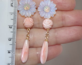 Exquisite Ohrstecker aus 14-karätigem Gold mit geschnitztem Opal in Blütenform und längliche Ohrstecker mit geschnitzter Rosenkoralle aus Engelshaut-Optik.