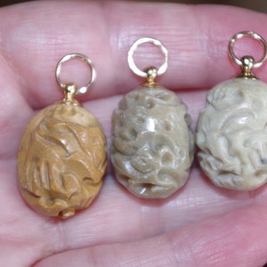 Snidad Jade Dragon Focal Point-hänge 14k guldfyllt