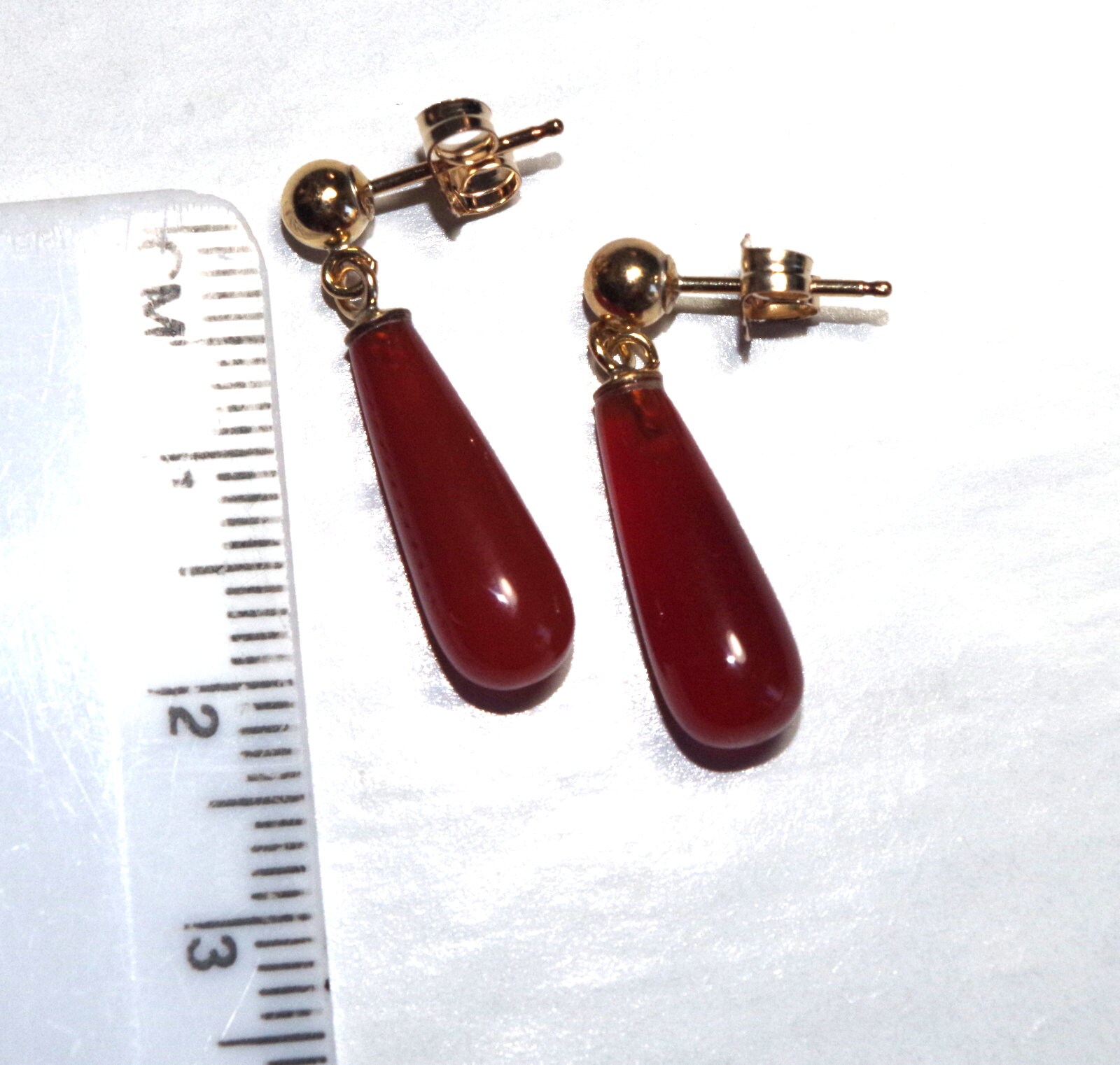 Orecchini A Goccia Giada Riscaldata – Lega Metallica Placcata 18kt – Rosso Con Zirconi