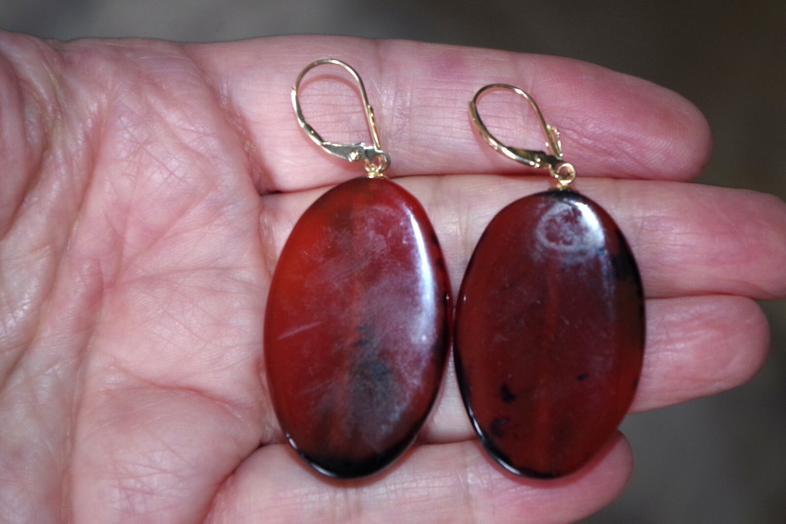 Boucles D'oreilles Anciennes Pendantes - Cornaline Sculptée Et Jade - Plaqué Or - Style Modernist Vintage