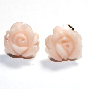 Orecchini a bottone in corallo rosa pelle d'angelo intagliato a forma di fiore di rosa 14K da 10 mm