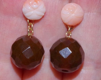 Pendientes antiguos auténticos de oro de 14 quilates con coral rosa y ámbar cereza facetado.