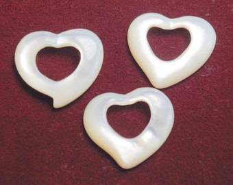 Une véritable nacre style coeur ouvert coeur flottant anneaux coeur ouvert pendentifs breloques - 20x18mm