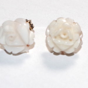 14K 8 mm gesneden roze bloem roze witte engelenhuid koraal oorbellen