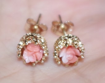 Orecchini a lobo in oro 14 carati con piccola rosa intagliata a filigrana, in corallo Angel Skin da 6 mm.