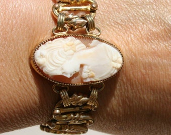 Pulsera rígida antigua de oro laminado de 10k con camafeo de concha de piel de ángel grande