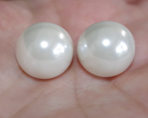 Quality White Majorca Pearl Semi Round Dome  Butt… - image 1
