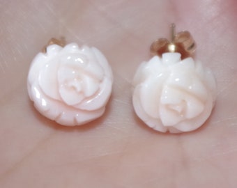 Orecchini a lobo in corallo rosa scolpito color pelle d'angelo, oro 14 carati, 11 mm.