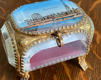 Wunderliche antike französische Ormolu-filigrane Schmuckschatulle, Schmuckschatulle mit Glasfuß, um 1900, 3 "x 2" x 2 1/2"