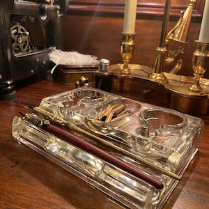 Antiker Vintage, aus den frühen 1900er Jahren, Made in England, Desktop Klarglas Doppel Inkwell mit Füllfederhalter