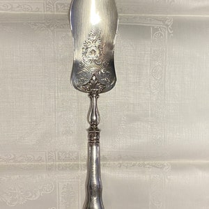 Excelente servidor de pastel o pescado con sello de plata de ley francesa antigua