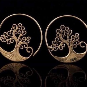 Atemberaubende handgefertigte Creolen im Baum-des-Leben-Design. Boho-Stammes-Indianerschmuck. Nickelfreies goldenes Messing.