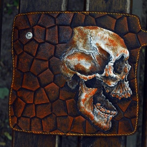 Cartera de cuero con calavera rústica de metal - Diseño postapocalíptico - Tallado en cuero personalizado - Regalo personalizado para hombre