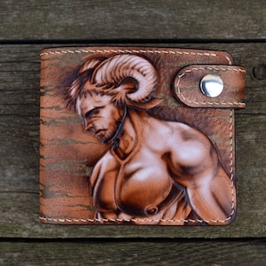 Carteira de couro personalizada com duas dobras – Design de sátiro da mitologia grega – Sátiro nu em relevo – Presente mitológico personalizado para ele