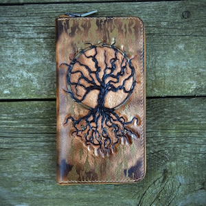 Cartera larga de cuero con cremallera y grabado personalizado: arte de Yggdrasil, Ouroboros y piedras rúnicas nórdicas. Regalo personalizado con alma pagana del norte.