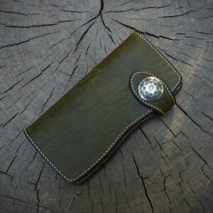 Cartera larga de cuero. Pueblo oliva.