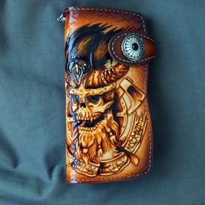 Cartera personalizada con calavera vikinga y cuervo: regalo perfecto de estética pagana nórdica, estilo motero para hombre, cartera de cuero tallada personalizada.